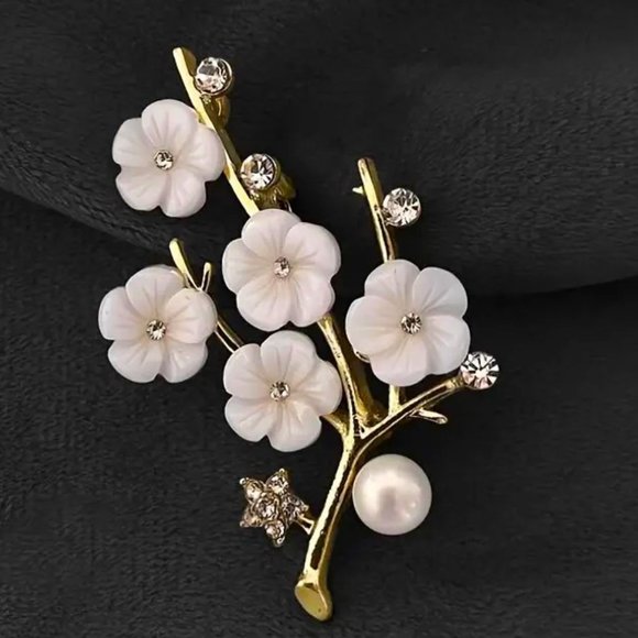 NEW Elegant Flower Brooch Faux Pearl Rhinestones Gold tone Metal Classy Stylish - Picture 1 of 3